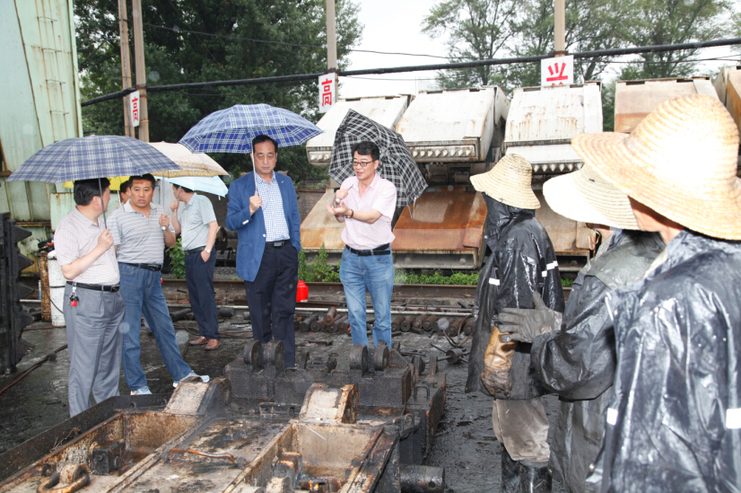 雨中檢查液壓支架維修進展情況
