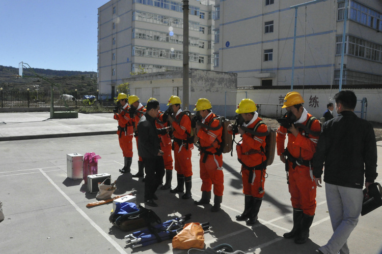 救護(hù)隊(duì)員進(jìn)行裝備檢查 救護(hù)隊(duì)員進(jìn)行裝備檢查