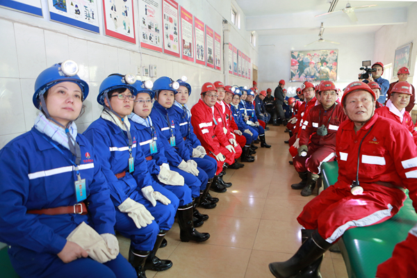 進(jìn)行入井前安全培訓(xùn) 進(jìn)行入井前安全培訓(xùn)