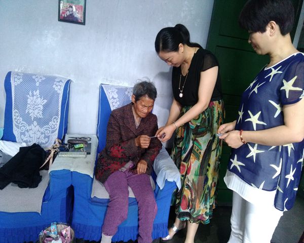 發(fā)放社???為民服務(wù)“零”距離 發(fā)放社保卡 為民服務(wù)“零”距離