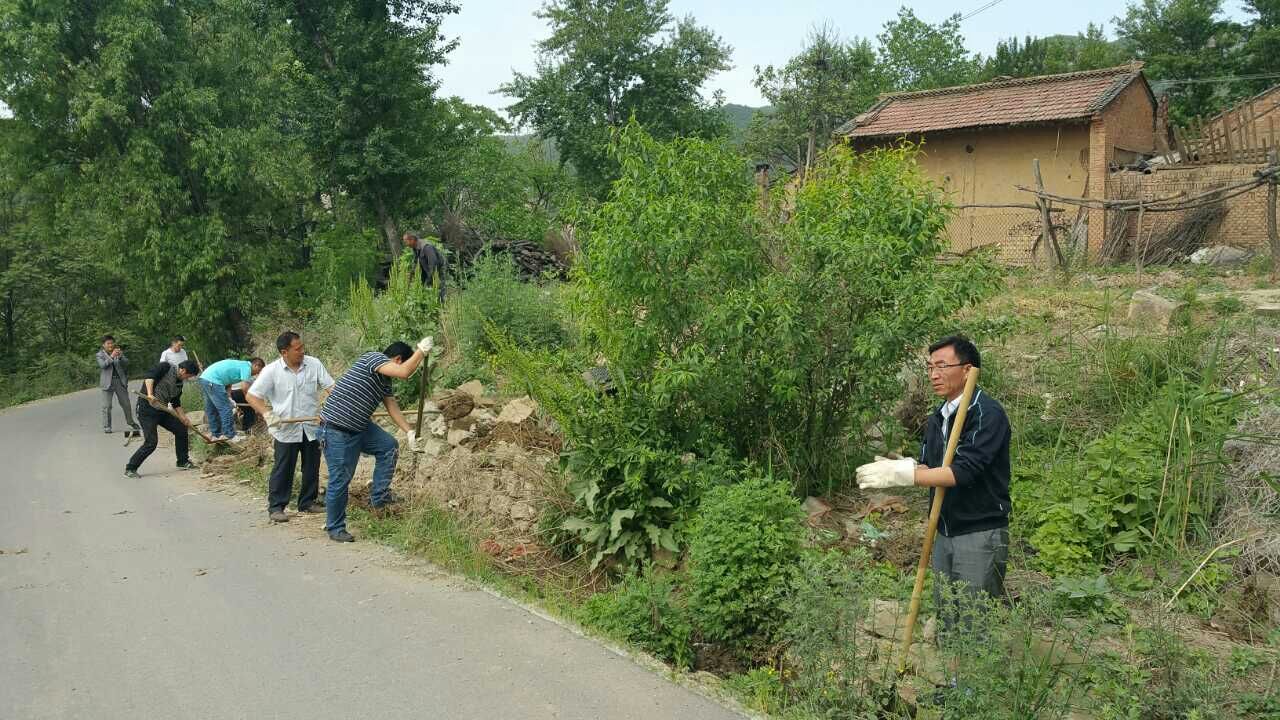 廣大干群齊動(dòng)手清理雜物,勞動(dòng)熱情高漲 廣大干群齊動(dòng)手清理雜物,勞動(dòng)熱情高漲