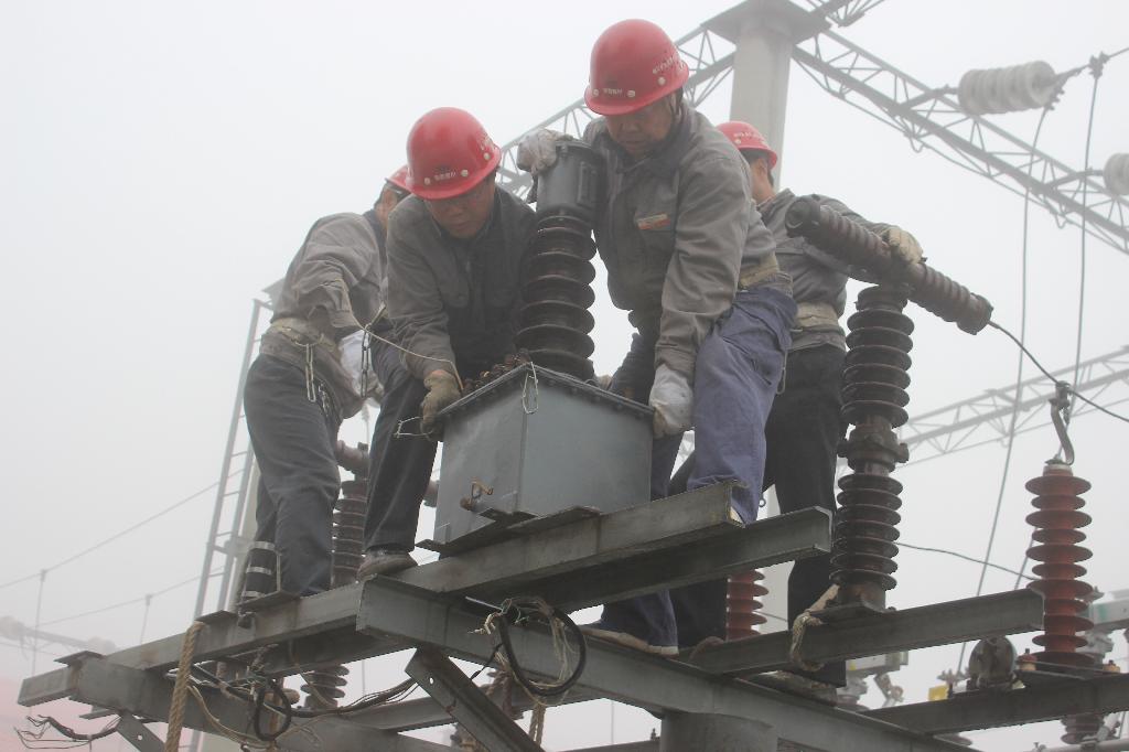 圖為該分公司工作人員更換互感器 圖為該分公司工作人員更換互感器