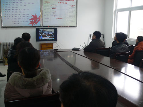 桃園社區(qū)廣大黨員干部職工觀看全國(guó)人大開(kāi)幕