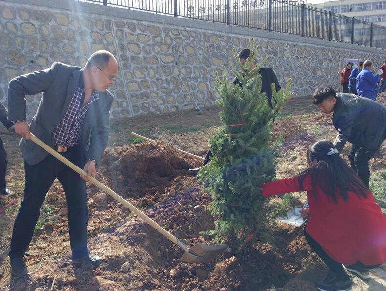 實(shí)業(yè)玉華分公司植樹(shù)照片
