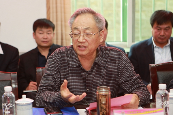 中煤政研會(huì)秘書長李演珍主持會(huì)議