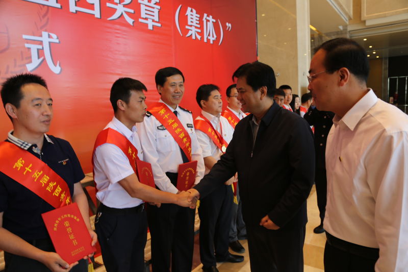 陜西省副省長(zhǎng)張道宏為公司救護(hù)大隊(duì)團(tuán)總支書記高永強(qiáng)頒發(fā)榮譽(yù)證書