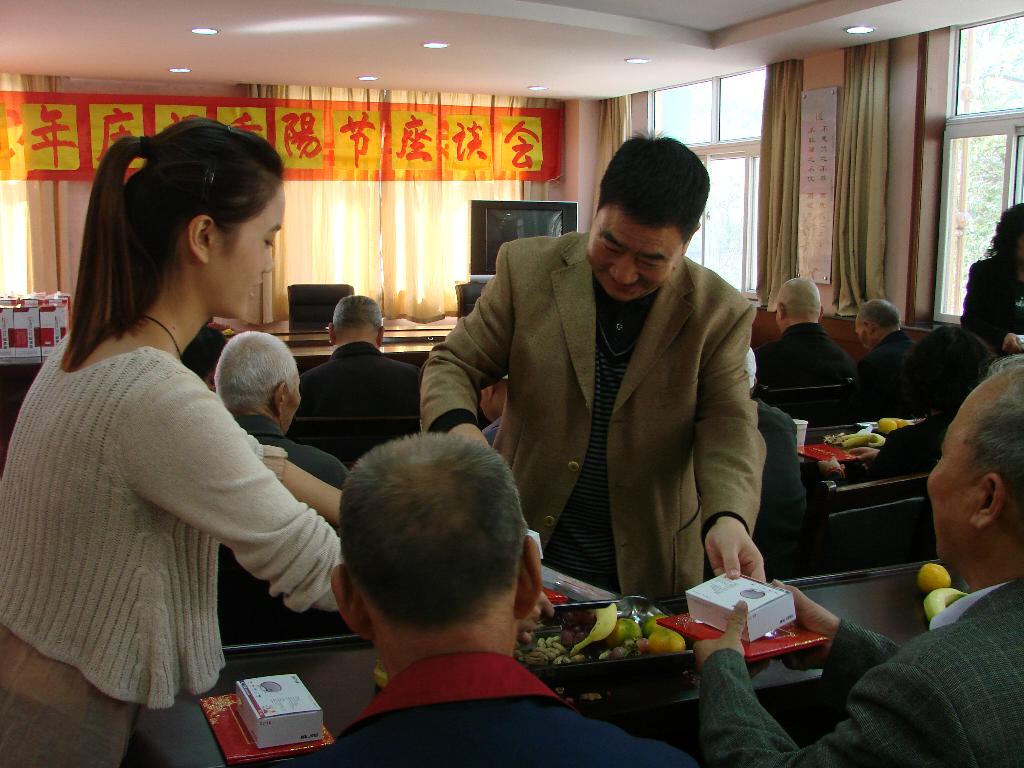 社區(qū)領(lǐng)導(dǎo)給老同志送上節(jié)日祝福