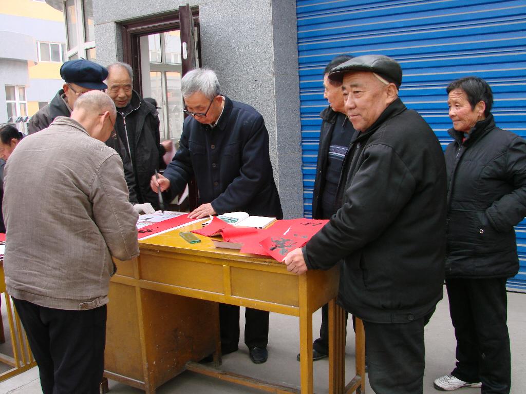 書法家張谷田現(xiàn)場為社區(qū)群眾書寫春聯(lián)