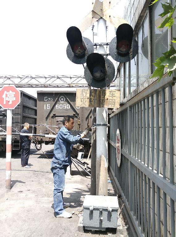 鐵運職工對渭河電廠道口信號報警器刷漆
