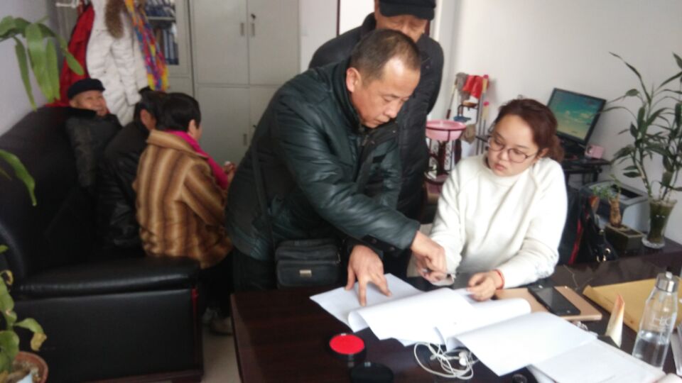 送溫暖“心連心”幫扶活動(dòng)進(jìn)行中（王建俠/攝）