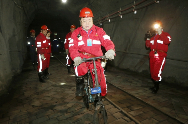 在井下體驗取自行車代替步行