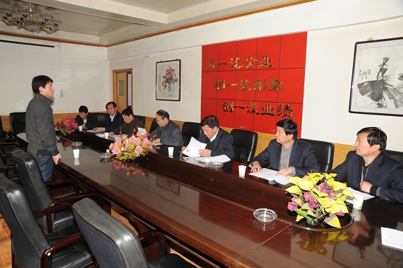 圖為面試組對競聘職工進行面試