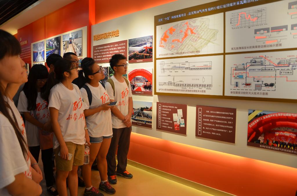 大學生們參觀銅煤文化展覽館