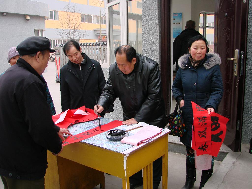 書法家劉明現(xiàn)場為群眾書寫春聯(lián)