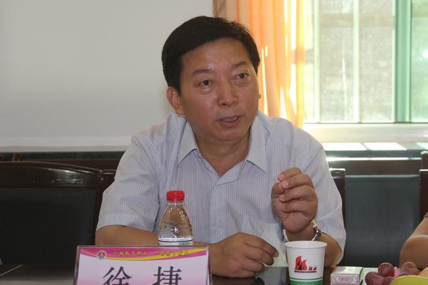 公司黨委副書(shū)記、紀(jì)委書(shū)記徐捷介紹國(guó)資委領(lǐng)導(dǎo)來(lái)礦調(diào)研的目的