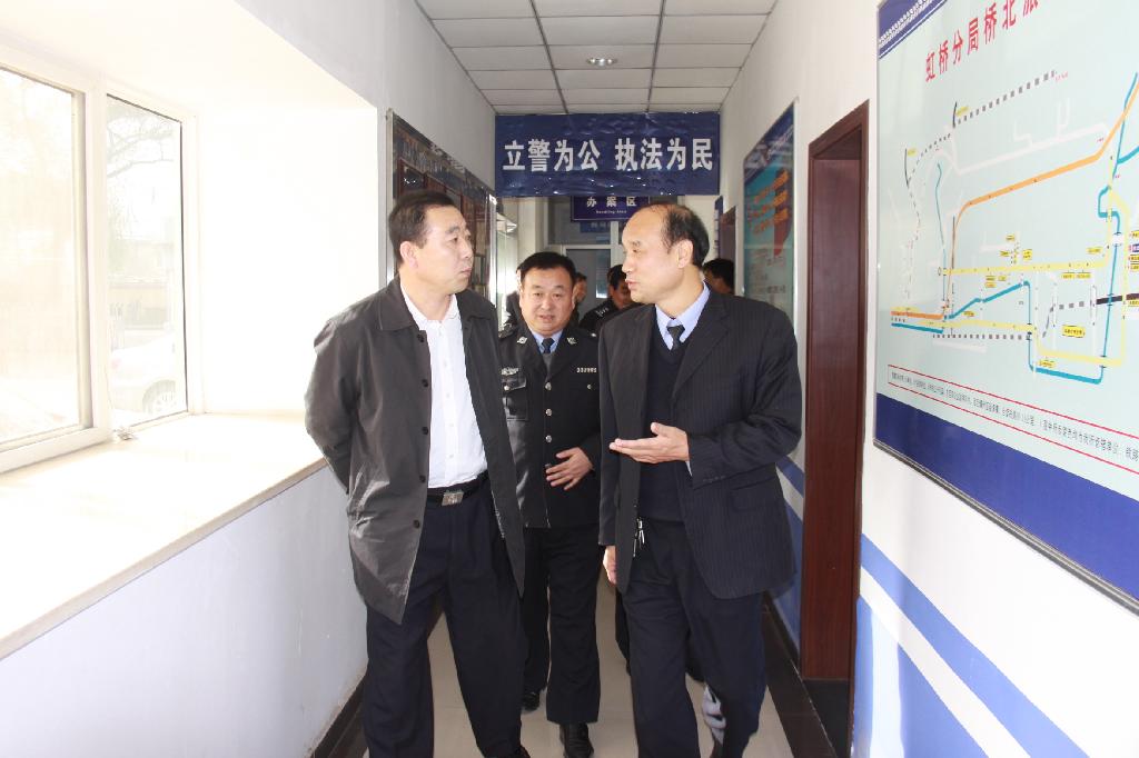 銅川市人民政府市長助理、市局黨委書記、局長高毅（左一）深入虹橋分局檢查基層派出所建設(shè)