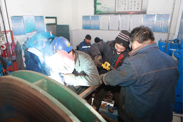 大皮帶機(jī)房內(nèi)繁忙的檢修場景