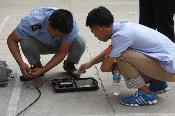 進(jìn)行電纜芯線環(huán)阻和絕緣測試