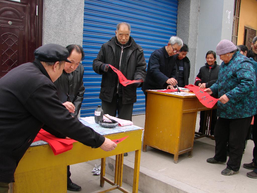 社區(qū)群眾爭相索取春聯(lián)