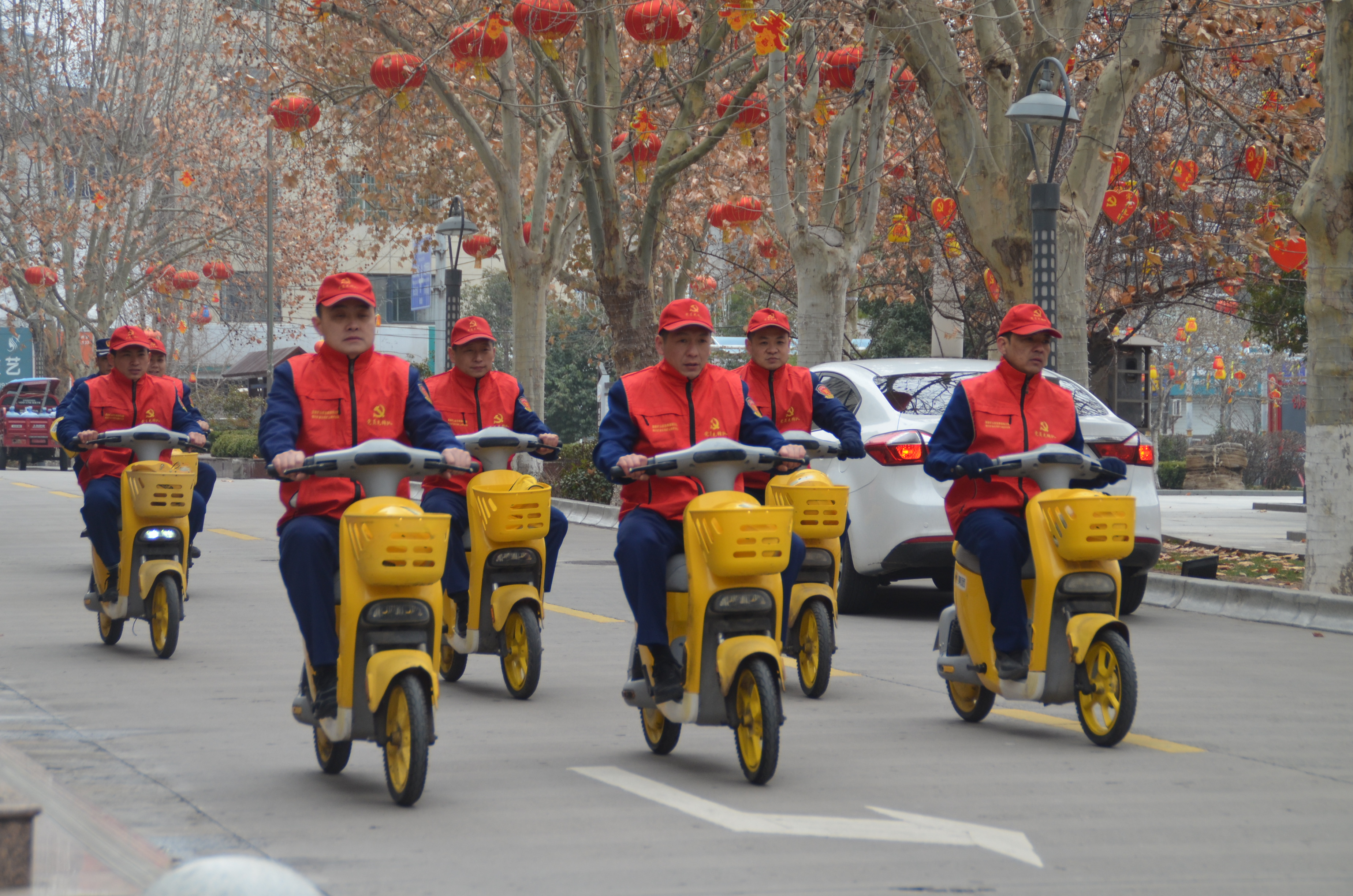 公司團(tuán)委組織青年志愿者在市區(qū)宣傳綠色出行、文明出行志愿服務(wù)活動(dòng)