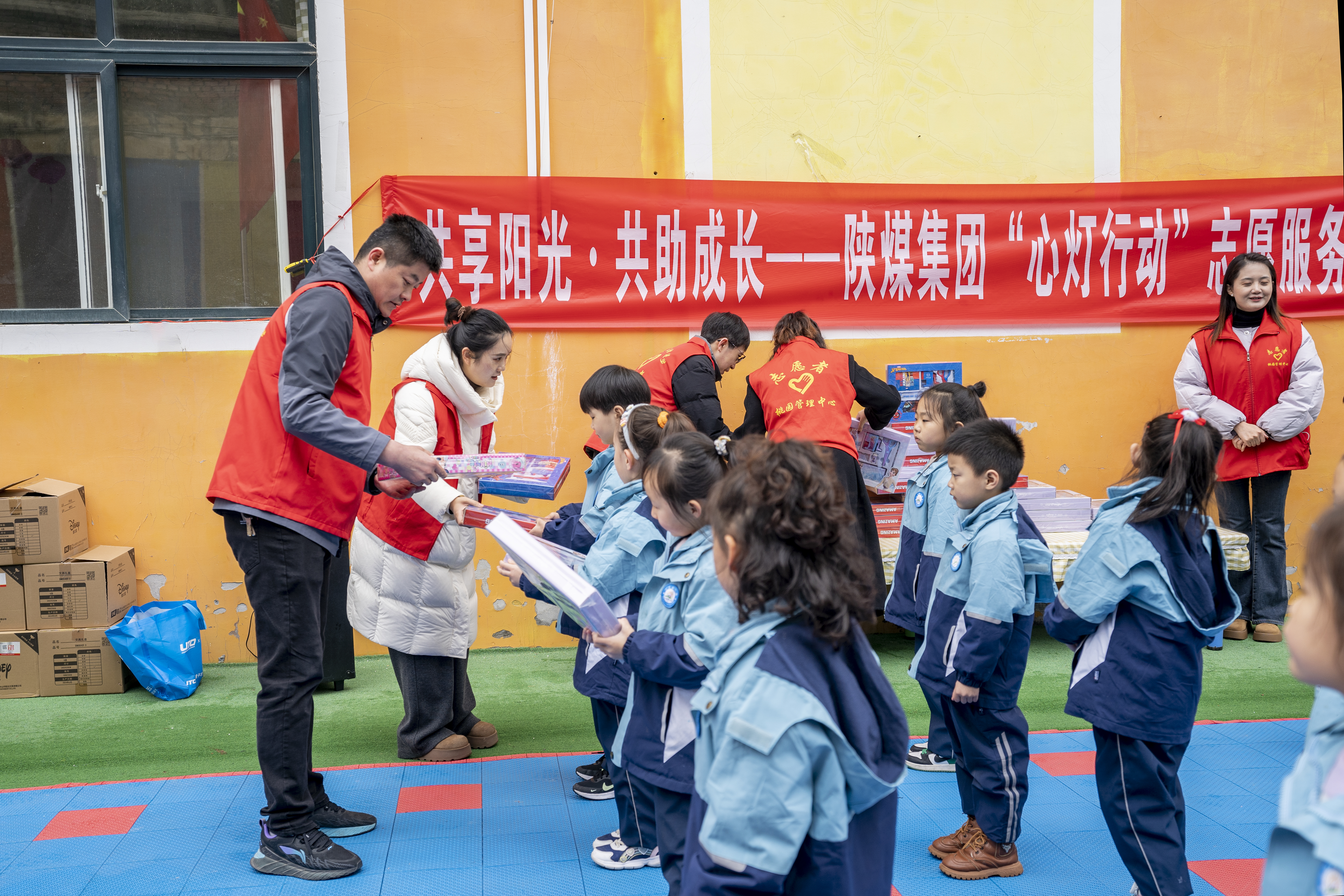 公司團(tuán)委組織青年志愿者在桃園小區(qū)心蕊幼兒園開展“共享陽光·共助成長(zhǎng)